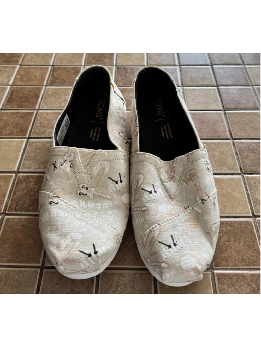 Women's TOMS Flats Loafers Size 6 Beige Musical Instrument Print